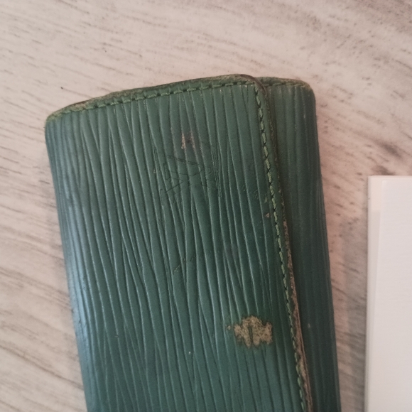 AUTHENTIC Louis Vuitton Green Epi Leather 4 Key Holder - Picture 3 of 7